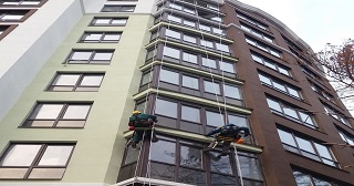 Установка крыши на балкон Великие Луки цена от 1040 руб. м/2.